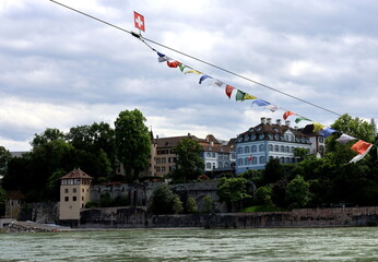 Fähnchen der Fähre über dem Rhein in Basel