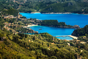 Obraz premium Wunderschöne Landschaft mit Hügeln, dichtem Wald und türkis blauen Badebuchten um den Ort Paleokastritsa auf Korfu