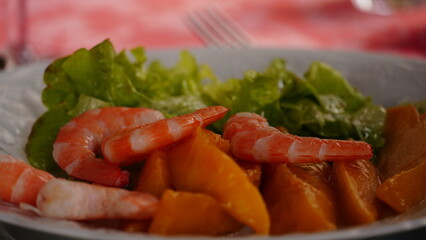 Crevettes fruits de mer manger. Repas manger. Cuisine restaurant convivial.