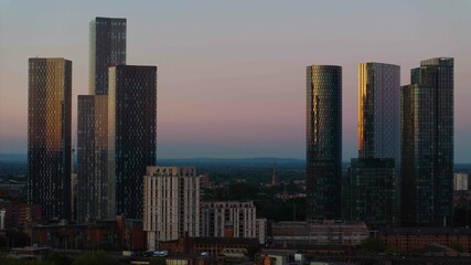 Obraz premium Twilight brings out the rich hues of Manchester skyline, with a focus on the skyscraper district near Deansgate