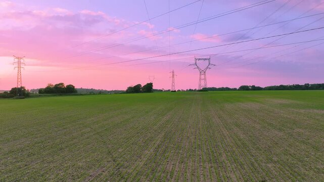 Lignes &eacute;lectriques au coucher du soleil. Travelling drone. 