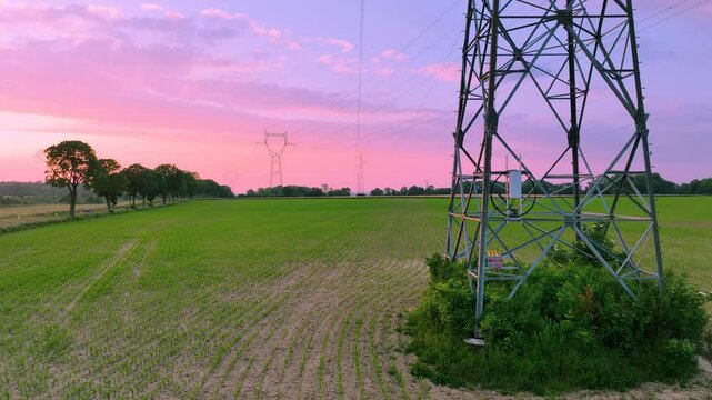 Lignes &eacute;lectriques au coucher du soleil. Travelling drone. 