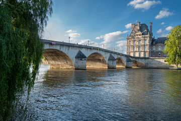 Fototapeta premium vue d'un pont sur la Seine au niveau de l'île de la Cité à Paris centre