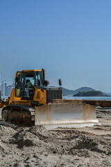 Máquinas trabalhando no alargamento da praia de Balneário Camboriú © Solano