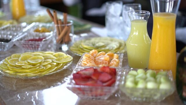 Frutas varias en una estaci&oacute;n de postres en una fiesta diurna