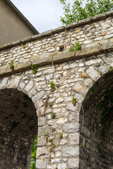 Naklejka premium Ancient Stone Archway with Vegetation Growth