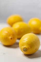 Bio Zitronen - ganze Frucht und aufgeschnitten  - Fruchtfleisch, Nahaufnahme