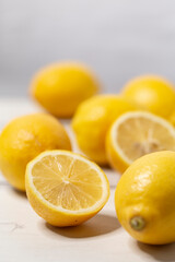 Bio Zitronen - ganze Frucht und aufgeschnitten  - Fruchtfleisch, Nahaufnahme