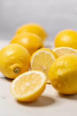 Bio Zitronen - ganze Frucht und aufgeschnitten  - Fruchtfleisch, Nahaufnahme