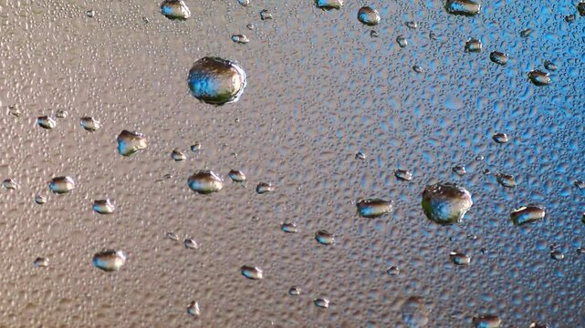 gotas de agua sobre vidrio en color met&aacute;lico
