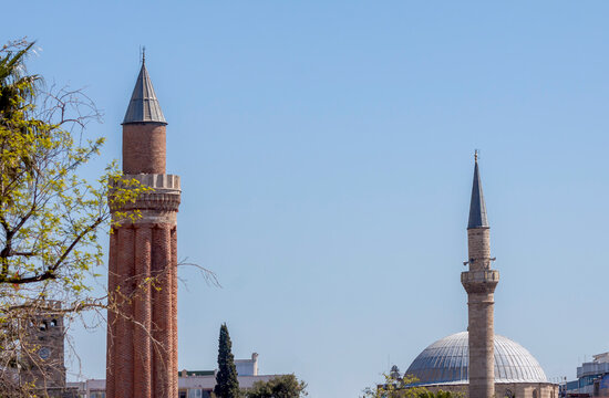 Minarett der Yivli-Minare-Moschee und Minarett der Tekeli Mehmet Pascha Moschee, Antalya, T&uuml;rkei