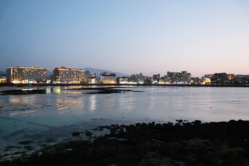 Obraz premium evening dusk at at Hamdeok beach in Jeju island, South Korea