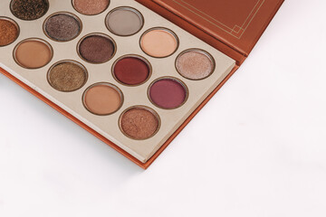 Paleta de Sombras de Ojos de Tonos Terrosos y Brillantes