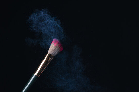 Elegante Brocha de Maquillaje con Polvo en Suspensi&oacute;n