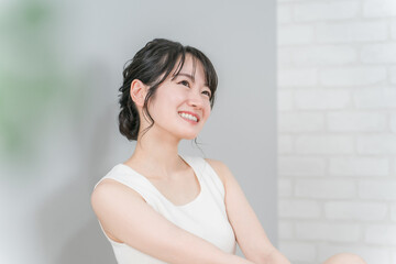 Naklejka premium ビューティ・スキンケア・ダイエットイメージのノースリーブ姿の笑顔のアジア人女性 