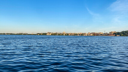 Obraz premium Madison Skyline on Lake Mendota with Capitol Building with Sun and Blue Sky