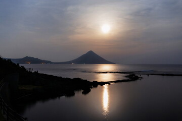 満月が開聞岳と海岸を照らす