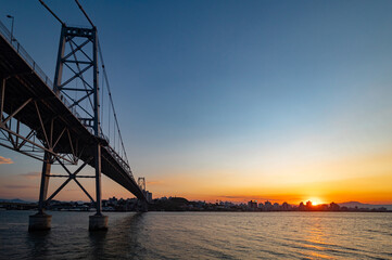Florianopolis p&ocirc;r-do-sol  e  a ponte Herc&iacute;lio Luz de Florian&oacute;polis, Santa Catarina, Brasil 
