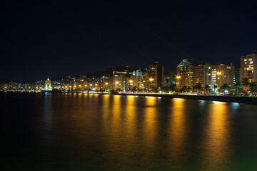 Obraz premium Florianopolis noite e as luzes da avenida beira-mar norte de Florianópolis, Santa Catarina, Brasil
