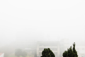 Banco de Niebla sobre edificio en la Ciudad de Buenos Aires. Argentina