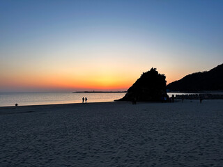 島根県出雲市の稲佐の浜の夕方の風景