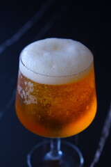クリーミーな泡が立った、よく冷えたビールのグラス
