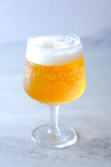 クリーミーな泡が立った、よく冷えたビールのグラス
