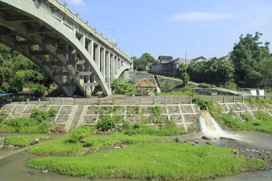 Rushing water in the drainage system from small canals enters large rivers.