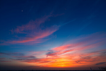 夕焼けの巻層雲と上弦の月