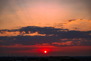雲間に沈む夕日