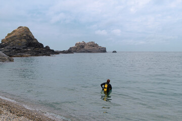 Playa de Almuñear, Granada, España, preparándo activiad de bueceo, actividades acuáticas, deporte en el mar, diversión, verano, playa