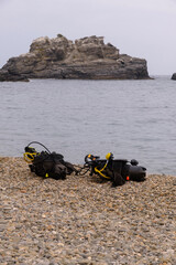 Playa de Almuñear, Granada, España, preparándo activiad de bueceo, actividades acuáticas, deporte en el mar, diversión, verano, playa