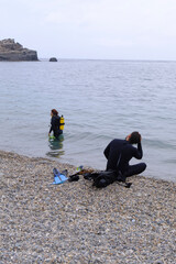 Playa de Almuñear, Granada, España, preparándo activiad de bueceo, actividades acuáticas,...