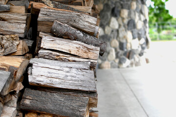 大量に積まれた薪