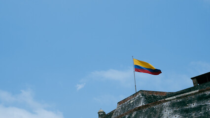 Símbolo Patrio Colombiano en el Cielo Despejado