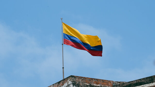 Bandera de Colombia Ondeando en el Cielo Azul