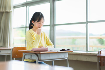 学校で勉強をする女子小学生