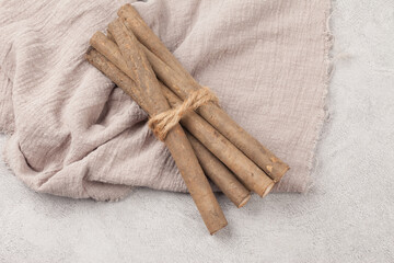  A biennial plant of the Aster family. The height is 50~150cm, the foliage is alternate and the root leaves are clustered together and are close to a heart shape. In July, black-purple or white tube-s