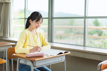 授業中の女子生徒