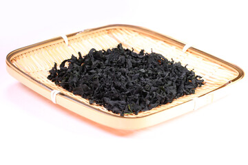 ザルに盛った乾燥わかめ