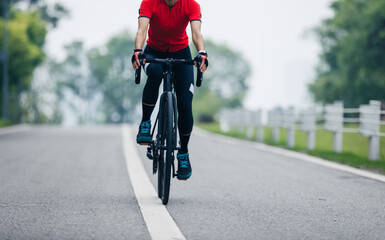 Naklejka premium Asian woman cycling on summer trail