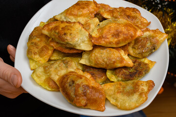 Świąteczne pierogi smażone z kapustą i grzybami z bliska
