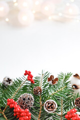 クリスマスイメージのスワッグとキラキラ輝くツリーライトの白バック素材