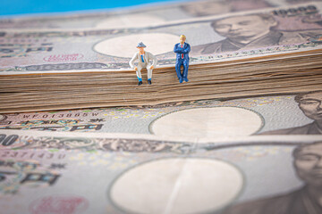 一万円札とミニチュア人形