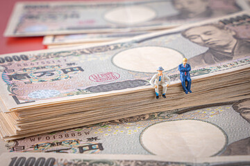 一万円札とミニチュア人形