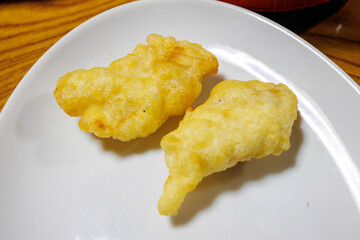 イタチウオ（アシロ科）のフリット。
ほろりと柔らかく強い旨味がある。
Fritters of Goatsbeard Brotula (Brotula multibarbata).
日本国静岡県伊豆半島賀茂郡南伊豆町中木から渡し船で渡るヒリゾ浜にて。
2022年9月撮影。
