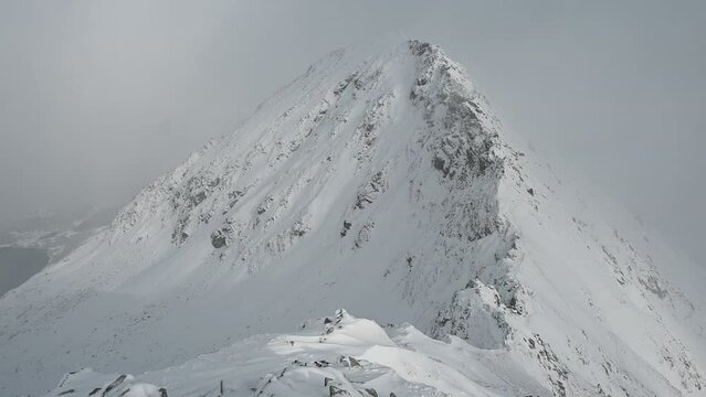 Ciężkie warunki pogodowe w g&oacute;rach wysokich zimą.