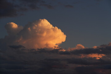 Golden Hour Clouds: A Stunning Evening Scene