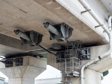 高架橋の耐震補強装置
