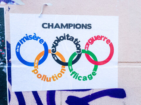 Une affiche avec les anneaux olympiques qui proteste contre les JO PARIS 2024 &agrave; Marseille